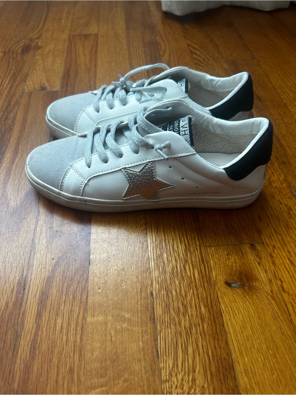 Vintage Havana Low Top Star Sneakers - White / Metallic Silver & Grey - Size 8
